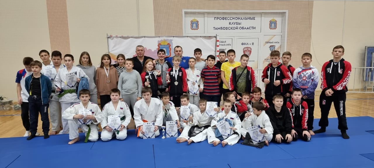 Шестнадцать медалей разного достоинства завоевали старооскольцы на всероссийских соревнованиях по дзюдо в Мичуринске
