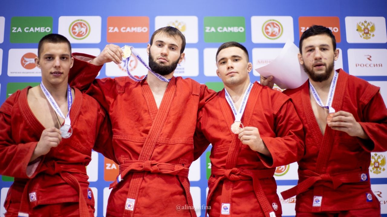 Михаил Соломатин завоевал серебряную медаль первенства России по боевому самбо в весовой категории до 79 кг в Казани. 